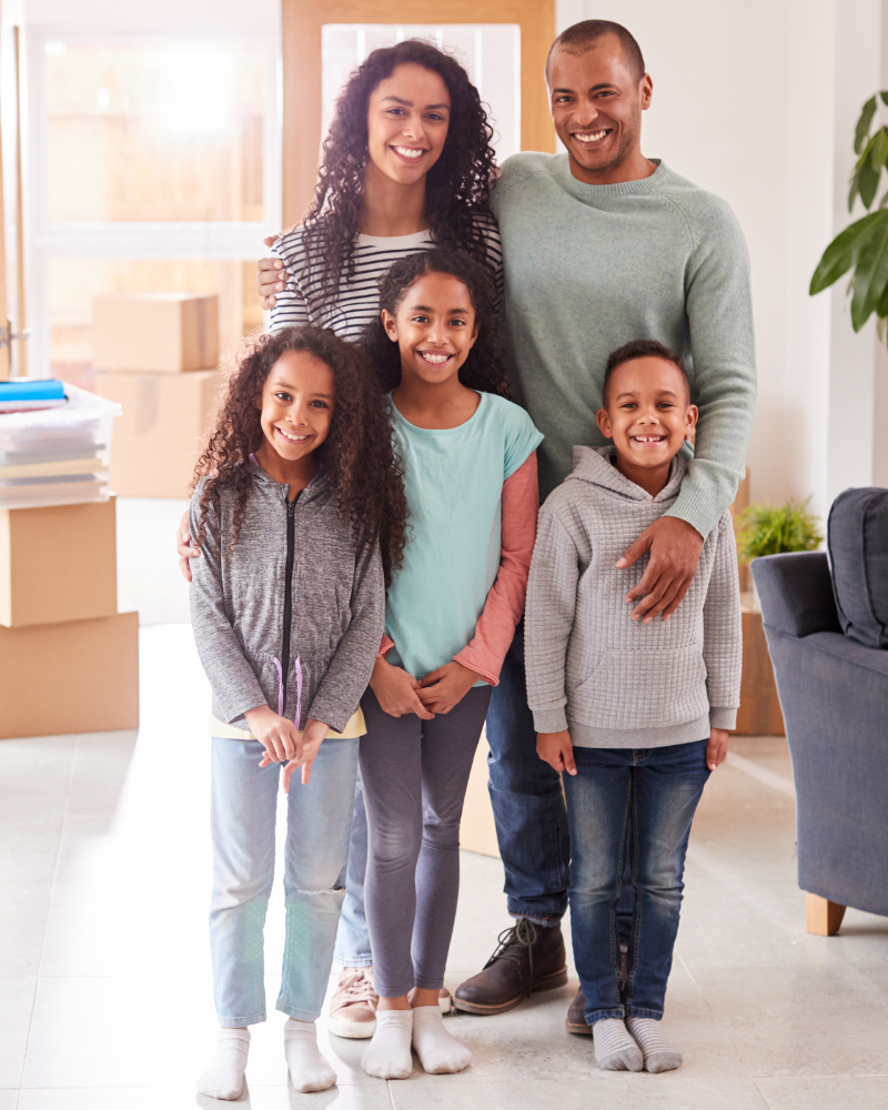 familia feliz na casa nova